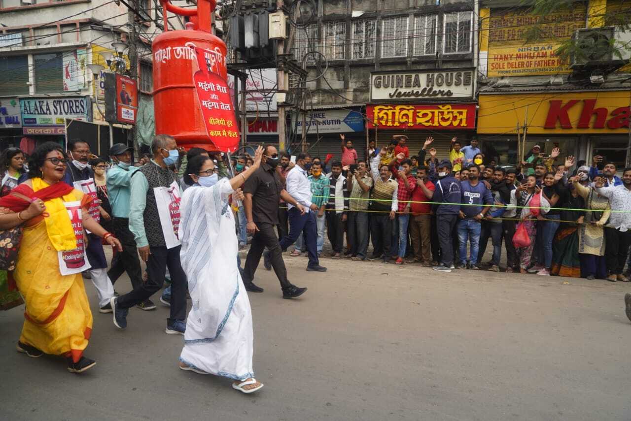 പാചകവാതക വിലവർധനവിനെതിരെ തെരുവിലിറങ്ങി മമതാ ബാനർജി- ചിത്രങ്ങൾ കാണാം