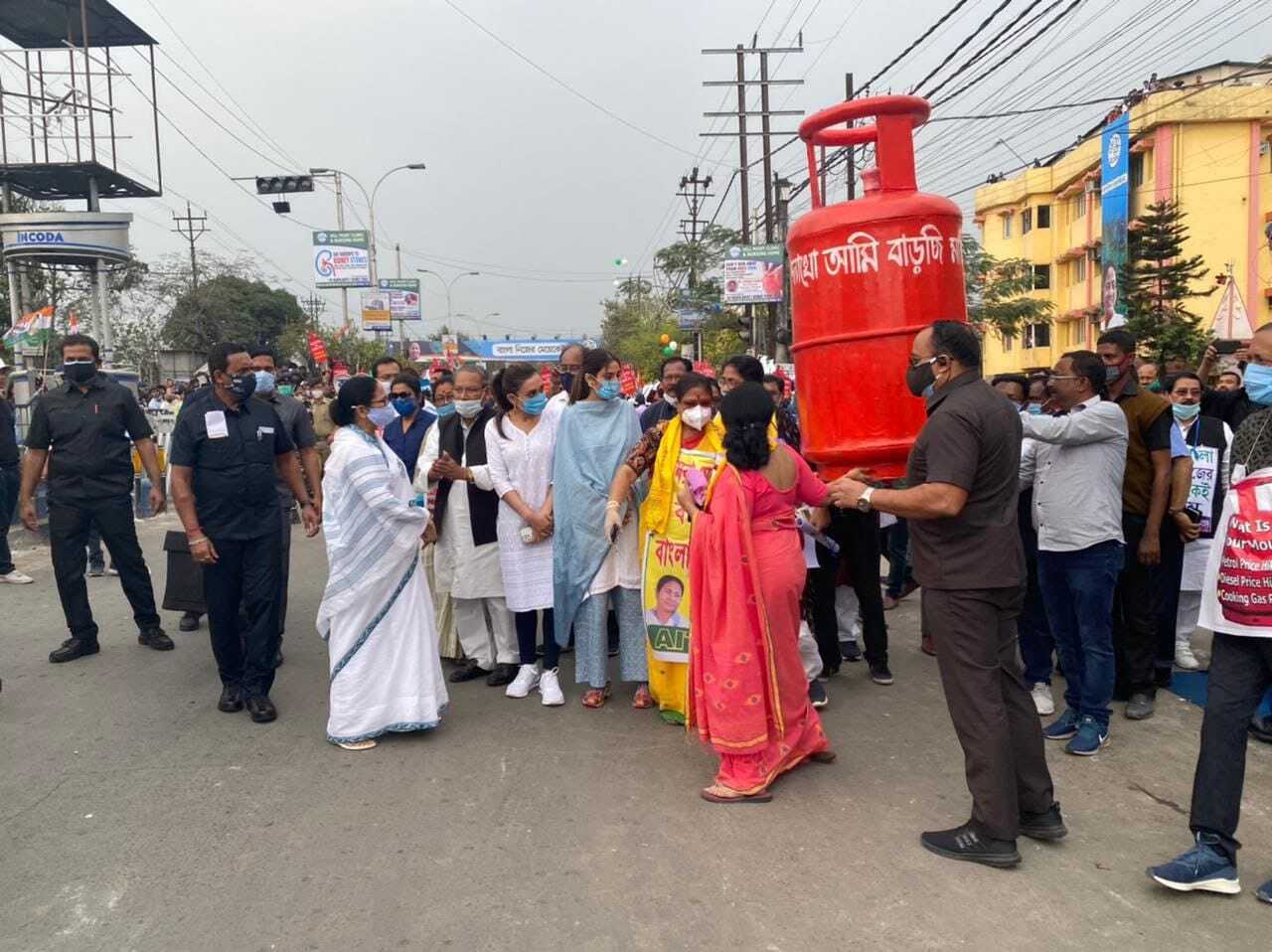 പാചകവാതക വിലവർധനവിനെതിരെ തെരുവിലിറങ്ങി മമതാ ബാനർജി- ചിത്രങ്ങൾ കാണാം