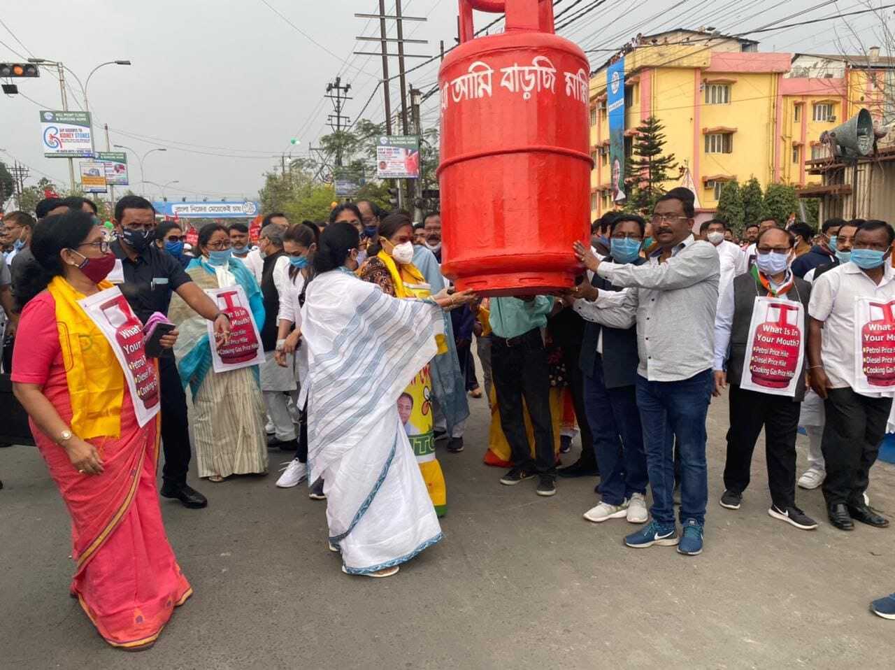 പാചകവാതക വിലവർധനവിനെതിരെ തെരുവിലിറങ്ങി മമതാ ബാനർജി- ചിത്രങ്ങൾ കാണാം