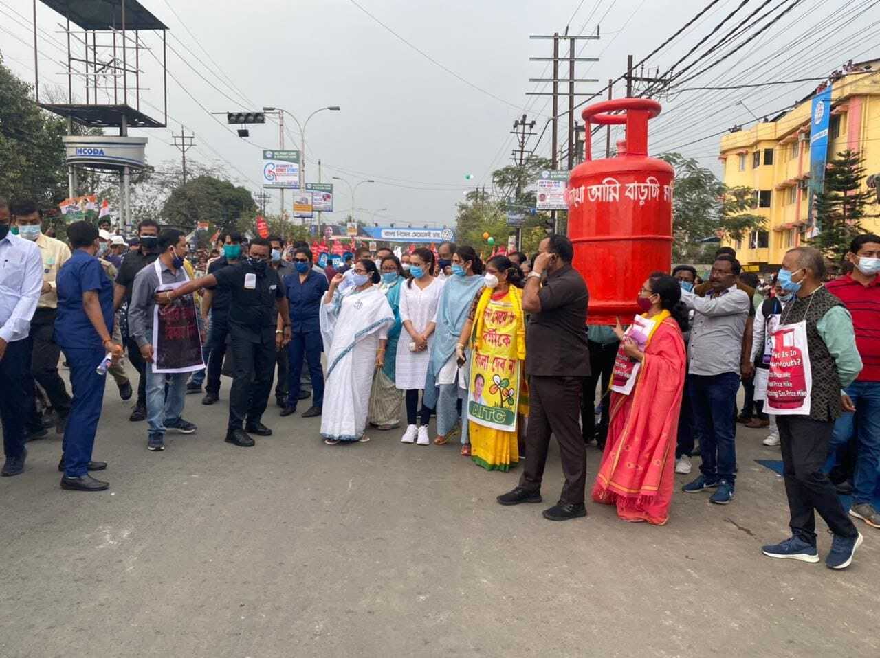 പാചകവാതക വിലവർധനവിനെതിരെ തെരുവിലിറങ്ങി മമതാ ബാനർജി- ചിത്രങ്ങൾ കാണാം