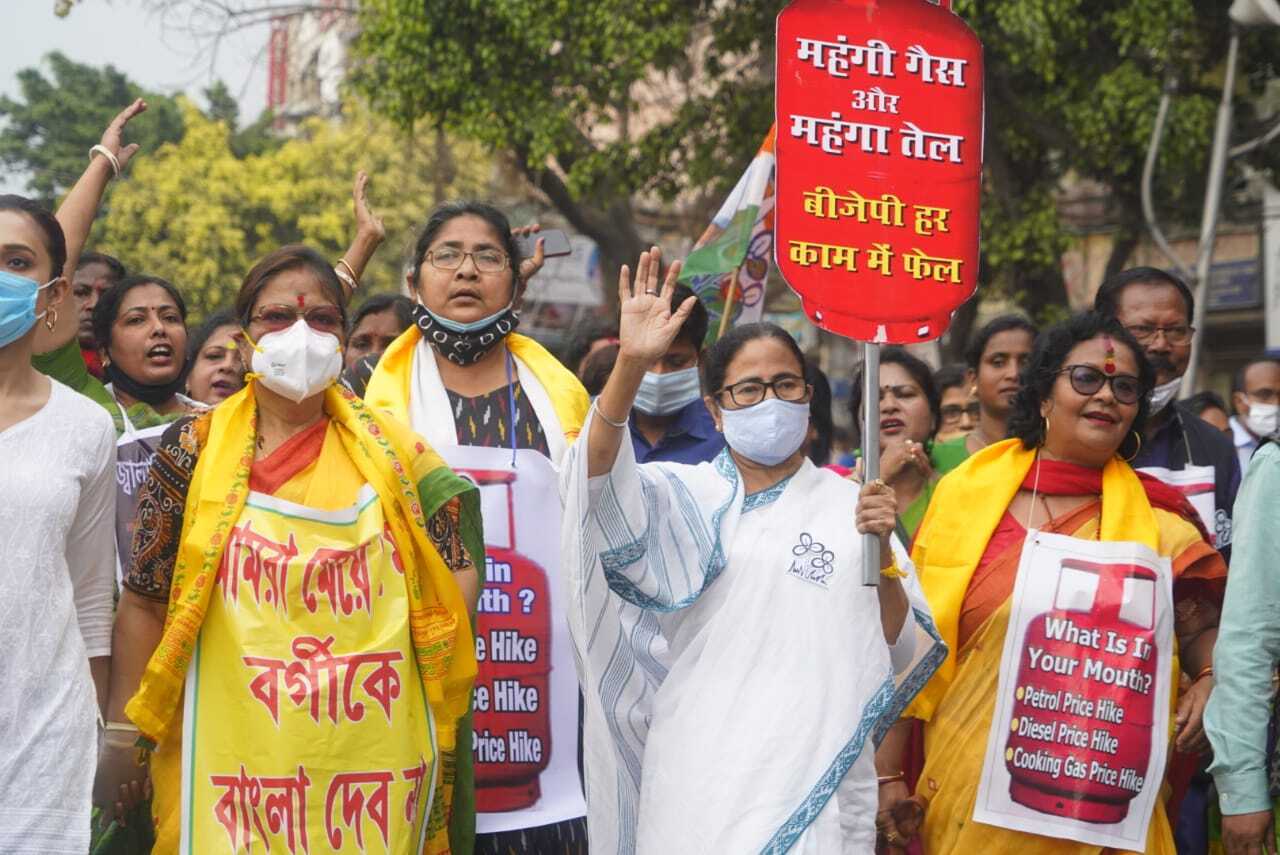 പാചകവാതക വിലവർധനവിനെതിരെ തെരുവിലിറങ്ങി മമതാ ബാനർജി- ചിത്രങ്ങൾ കാണാം