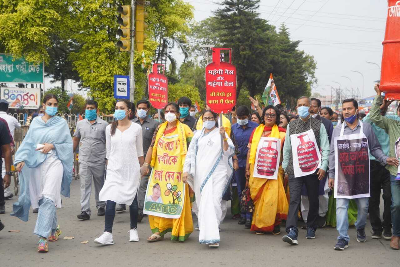 പാചകവാതക വിലവർധനവിനെതിരെ തെരുവിലിറങ്ങി മമതാ ബാനർജി- ചിത്രങ്ങൾ കാണാം