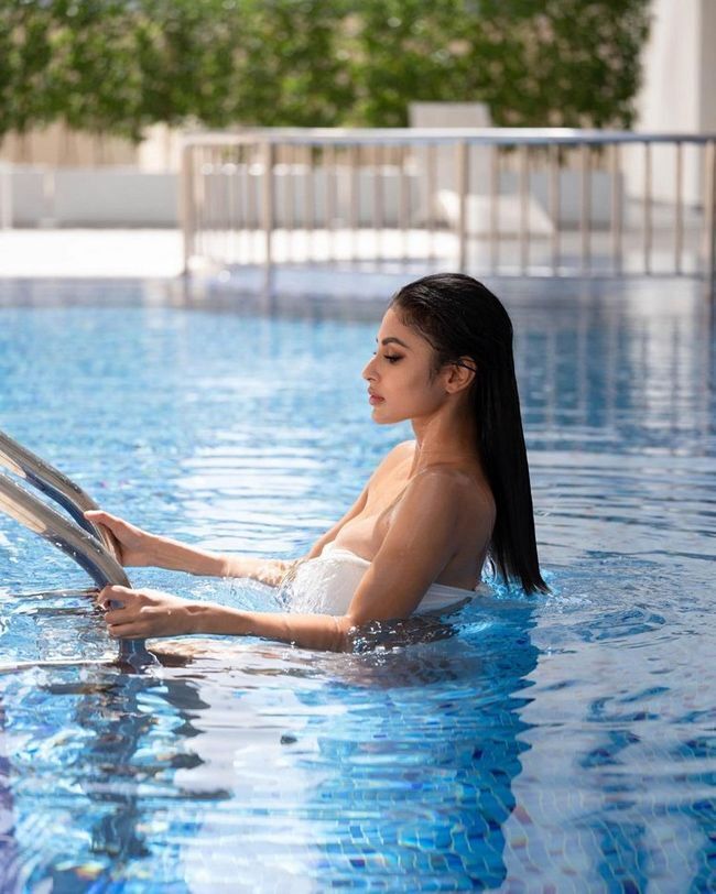 ഹോട്ട് ലുക്കിൽ നടി മൗനി റോയിയുടെ പുതിയ ചിത്രങ്ങൾ