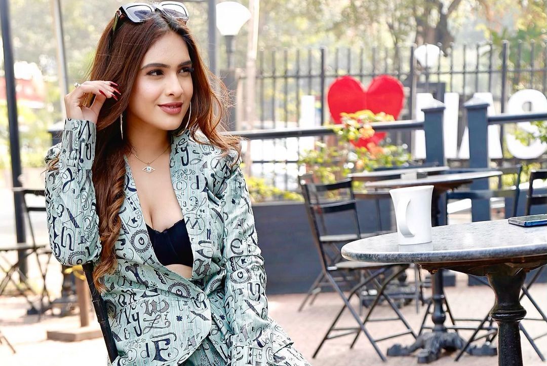 ട്രെൻഡി ലുക്കിൽ നേഹ - ചിത്രങ്ങൾ കാണാം