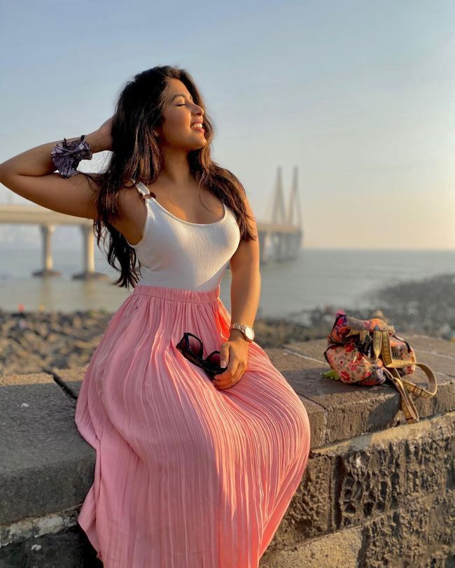 ഹോട്ട് ലുക്കിൽ നടി നിഖിത ശർമ്മയുടെ ചിത്രങ്ങൾ വൈറൽ