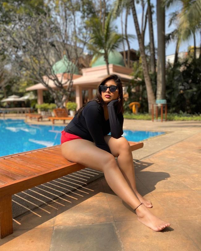 ഹോട്ട് ലുക്കിൽ നടി നിഖിത ശർമ്മയുടെ ചിത്രങ്ങൾ വൈറൽ