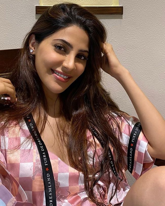 നിക്കി ടമ്പോലിയുടെ ഏറ്റവും പുതിയ ചിത്രങ്ങൾ കാണാം