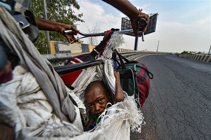 കോവിഡ് ലോക്ക്ഡൗണ്‍ പ്രഖ്യാപിച്ചിട്ട് ഒരു വര്‍ഷം, കാണാം കഴിഞ്ഞു പോയ ചിത്രങ്ങള്‍