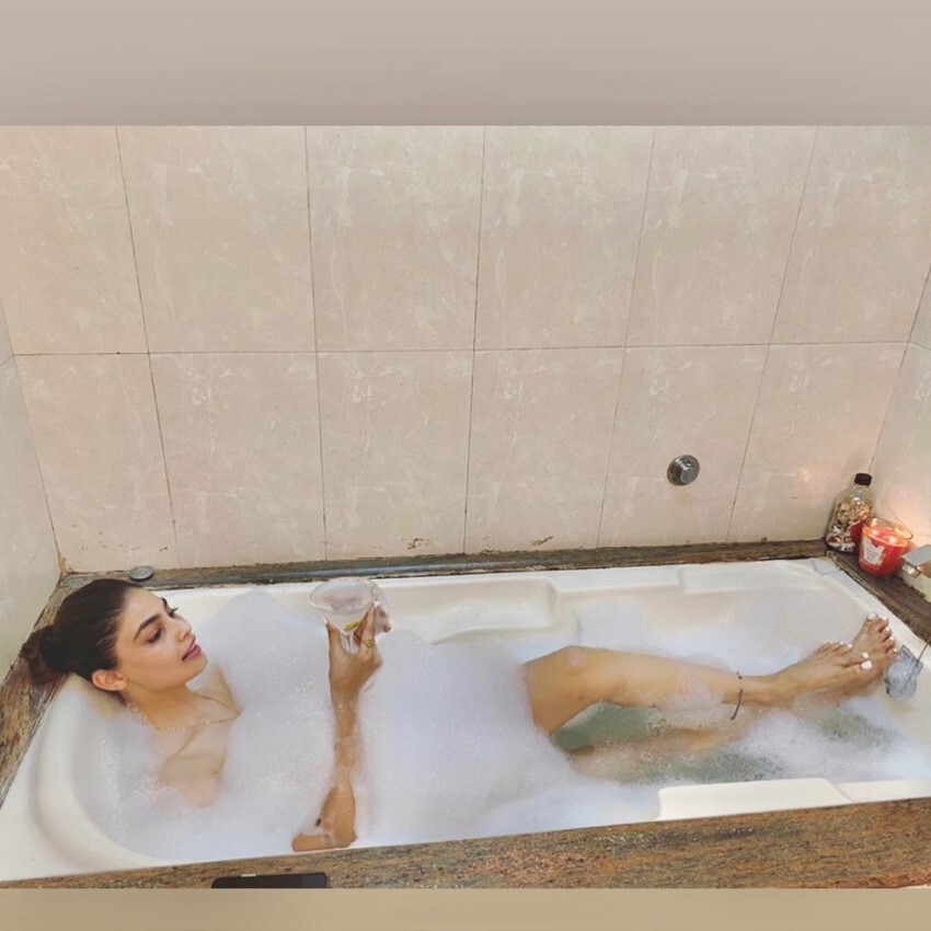 ബാത്ത് ടബ്ബിൽ ഫോട്ടോഷൂട്ടുമായി പൂജ ഗുപ്ത. ചിത്രങ്ങൾ കാണാം
