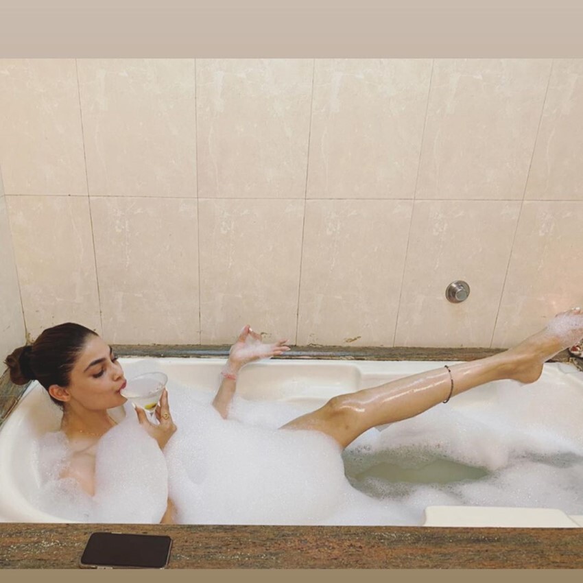 ബാത്ത് ടബ്ബിൽ ഫോട്ടോഷൂട്ടുമായി പൂജ ഗുപ്ത. ചിത്രങ്ങൾ കാണാം