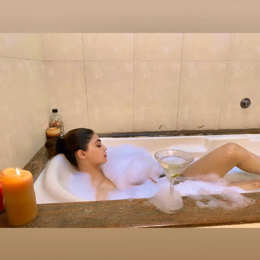 ബാത്ത് ടബ്ബിൽ ഫോട്ടോഷൂട്ടുമായി പൂജ ഗുപ്ത. ചിത്രങ്ങൾ കാണാം