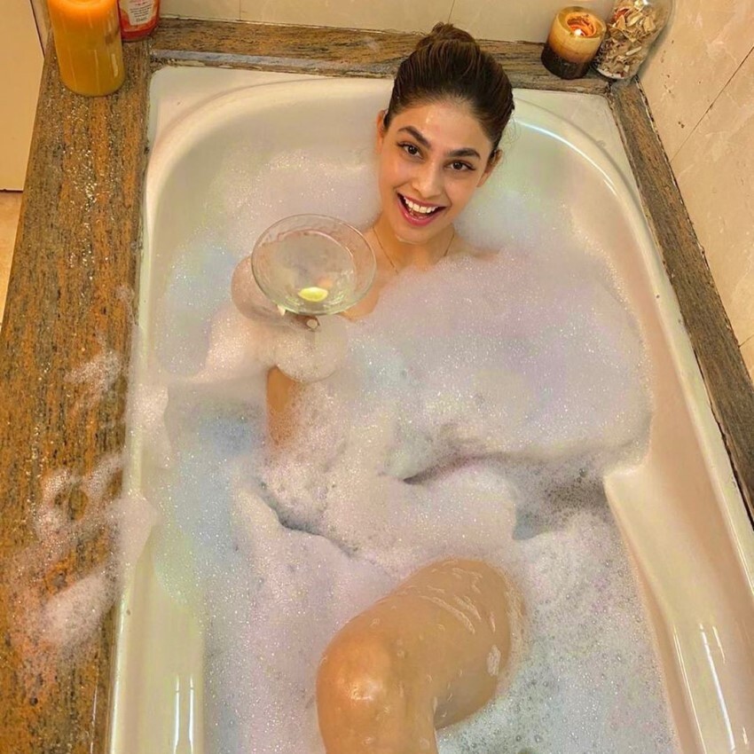 ബാത്ത് ടബ്ബിൽ ഫോട്ടോഷൂട്ടുമായി പൂജ ഗുപ്ത. ചിത്രങ്ങൾ കാണാം