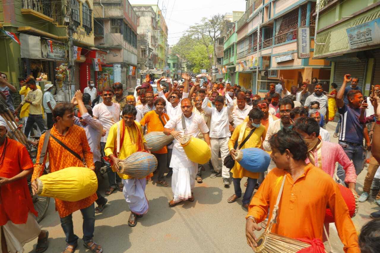 দোল উৎসবে মেতেই প্রচারে কামারহাটির বিজেপি প্রার্থী রাজু বন্দ্যোপাধ্যায় 
