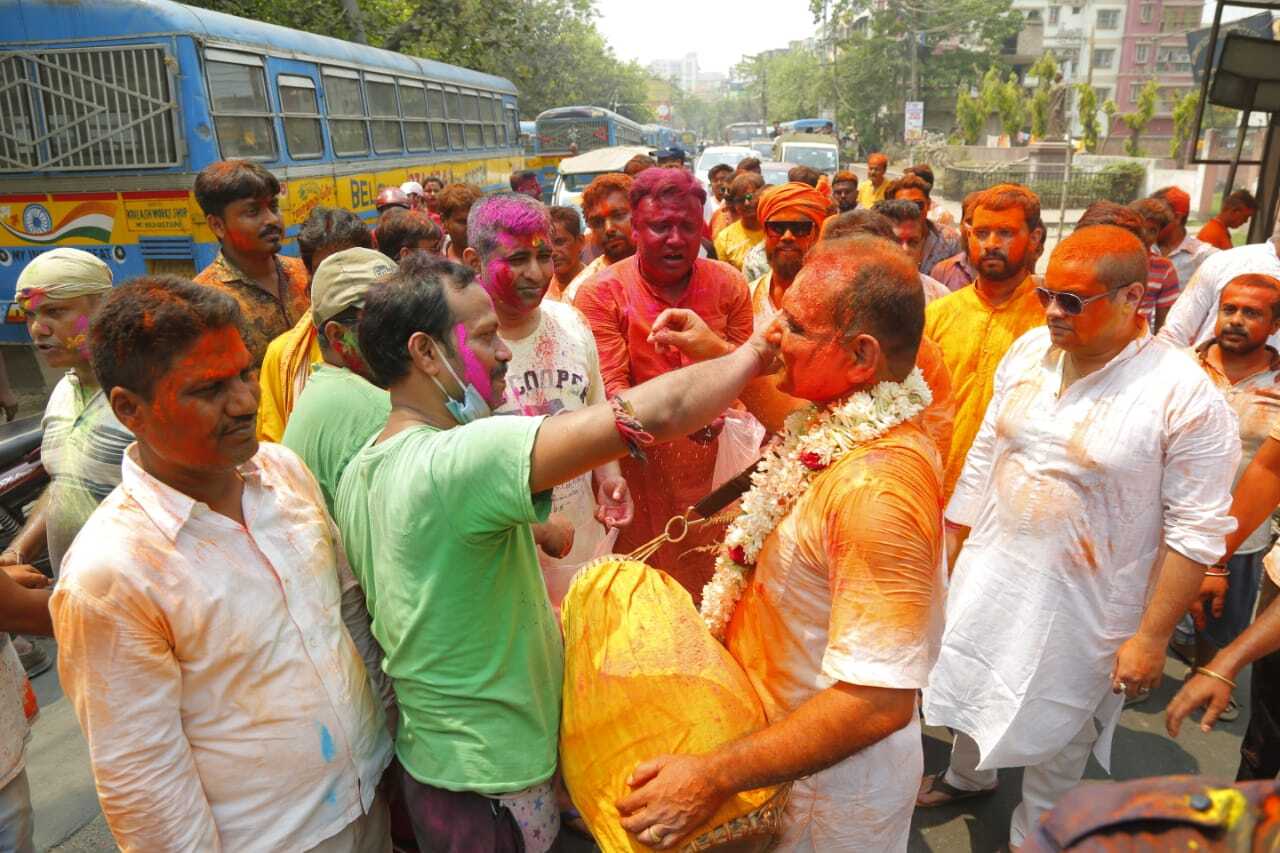 দোল উৎসবে মেতেই প্রচারে কামারহাটির বিজেপি প্রার্থী রাজু বন্দ্যোপাধ্যায় 