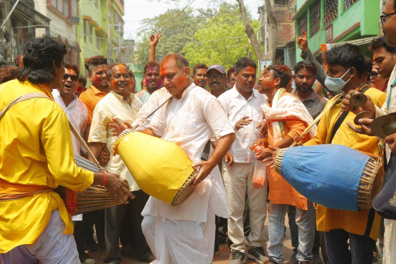 দোল উৎসবে মেতেই প্রচারে কামারহাটির বিজেপি প্রার্থী রাজু বন্দ্যোপাধ্যায় 