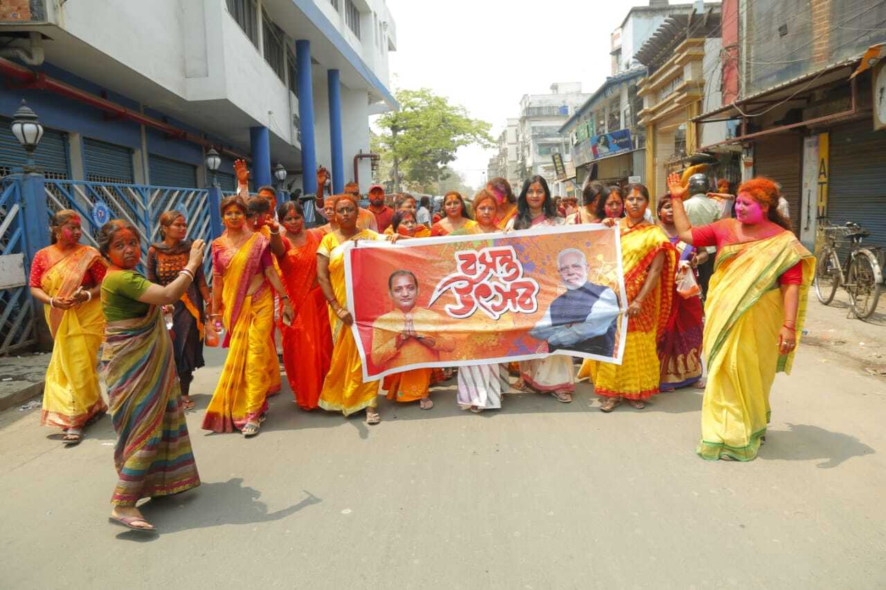 দোল উৎসবে মেতেই প্রচারে কামারহাটির বিজেপি প্রার্থী রাজু বন্দ্যোপাধ্যায় 
