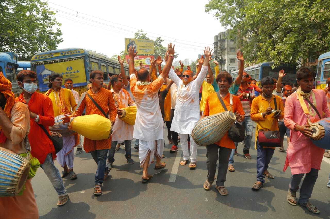 দোল উৎসবে মেতেই প্রচারে কামারহাটির বিজেপি প্রার্থী রাজু বন্দ্যোপাধ্যায় 
