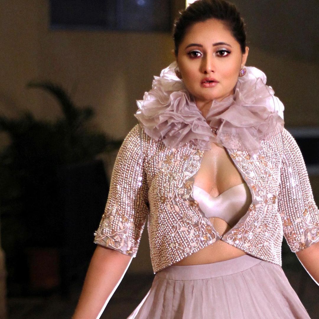 ഹോട്ട് ലുക്കിൽ രഷാമി ദേശായി- ചിത്രങ്ങൾ കാണാം