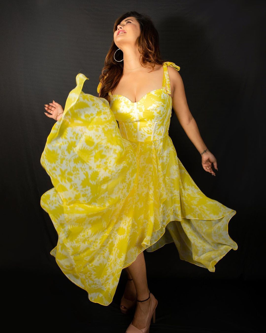 ഹോട്ട് ലുക്കിൽ രഷാമി ദേശായി- ചിത്രങ്ങൾ കാണാം