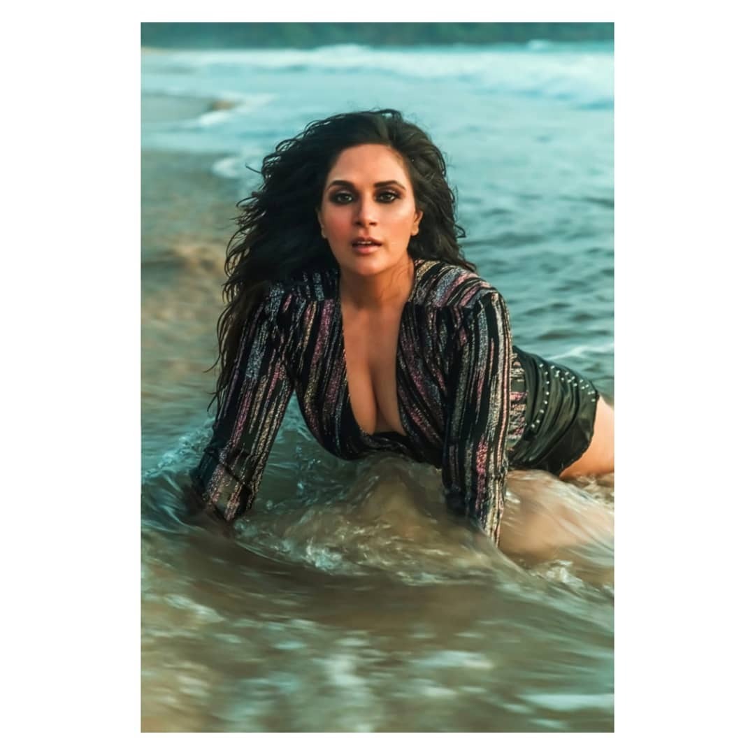 കടലോരത്തെ ഗ്ലാമര്‍ ഫോട്ടോ ഷൂട്ടുമായി റിച്ച ചദ്ദ: ചിത്രങ്ങള്‍