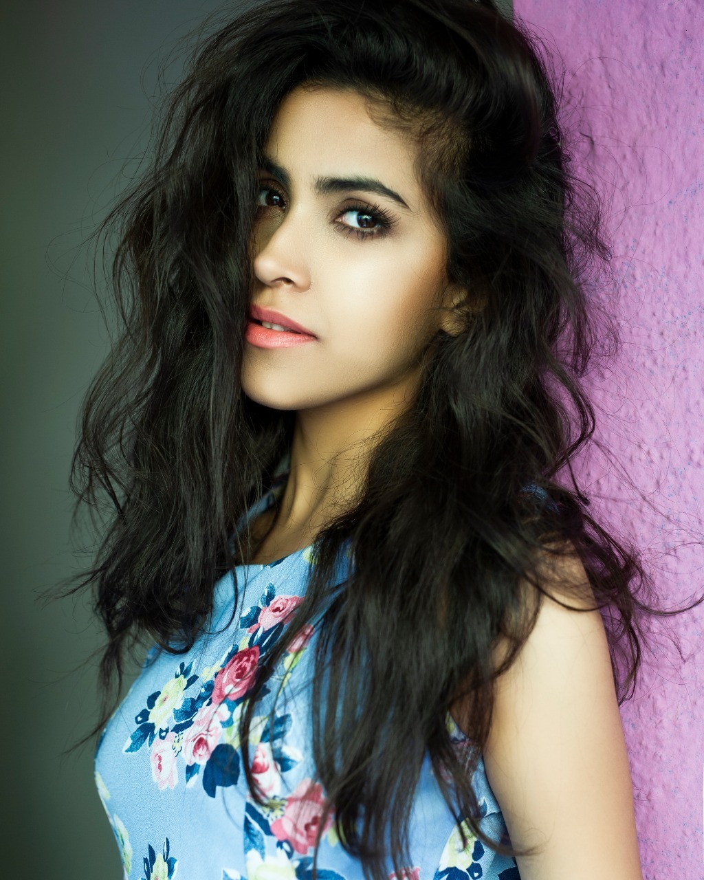 തീഷ്ണമായ നോട്ടം: റിഷിക ബാലിയുടെ പുതിയ ചിത്രങ്ങള്‍