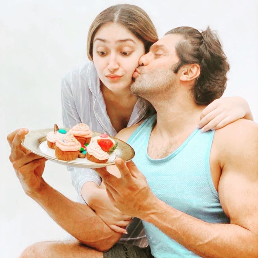 ആര്യയ്‌ക്കൊപ്പം നടി സയ്യേശയുടെ അടിപൊളി ചിത്രങ്ങള്‍