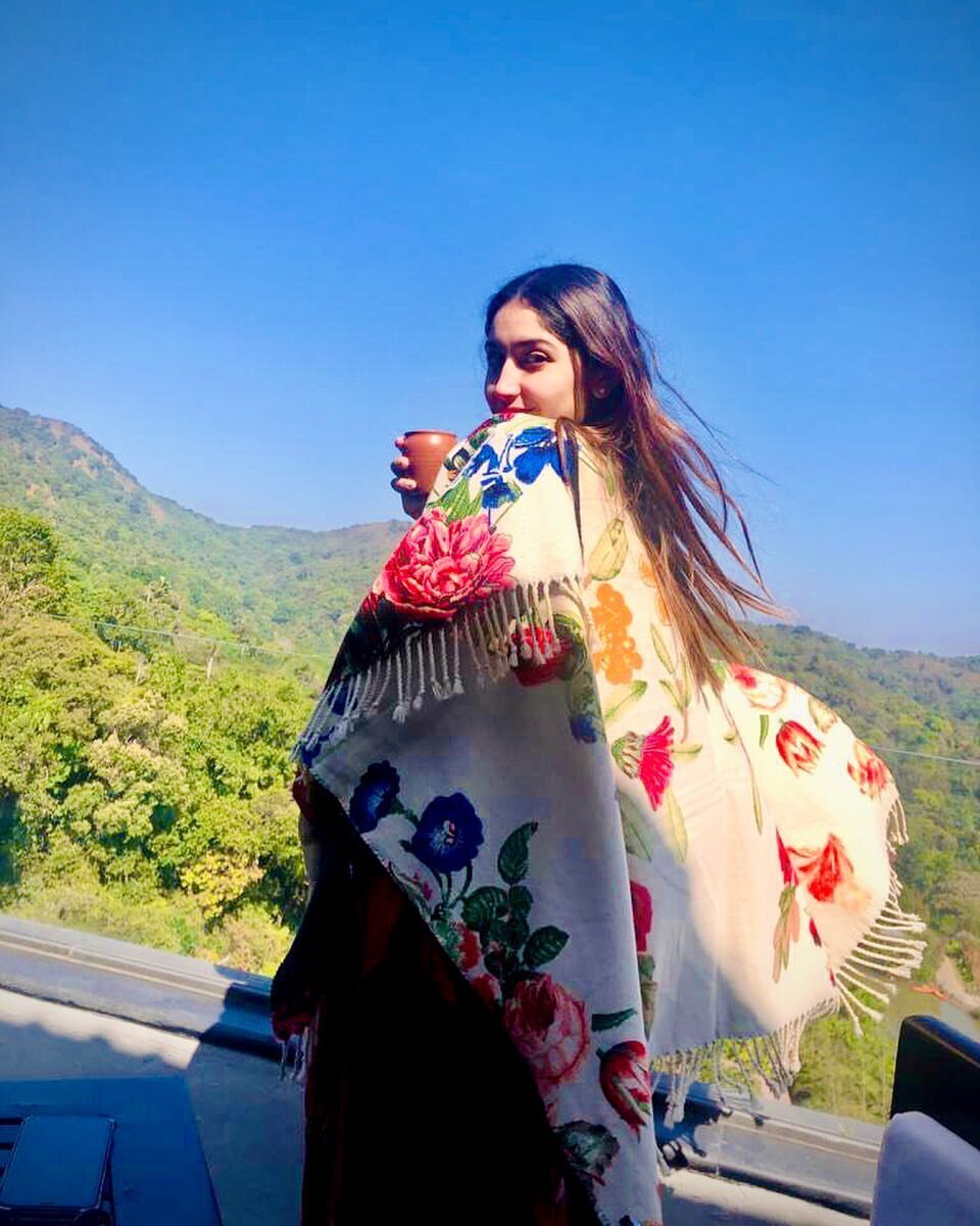 ആര്യയ്‌ക്കൊപ്പം നടി സയ്യേശയുടെ അടിപൊളി ചിത്രങ്ങള്‍