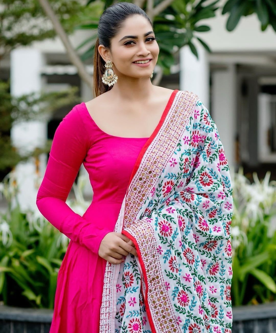 വ്യത്യസ്ത ലുക്കില്‍ നടി ശിവാനി നാരായണന്‍: ചിത്രങ്ങള്‍ കാണാം