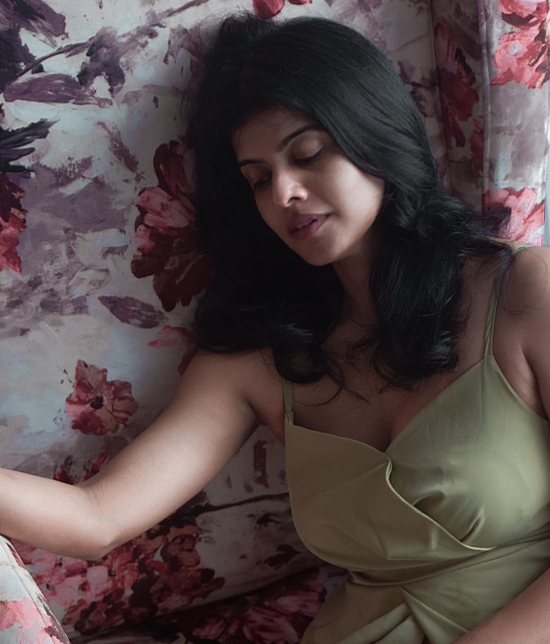 വ്യത്യസ്ത ലുക്കില്‍ ഗായിക സ്വാഗത: ചിത്രങ്ങള്‍ കാണാം