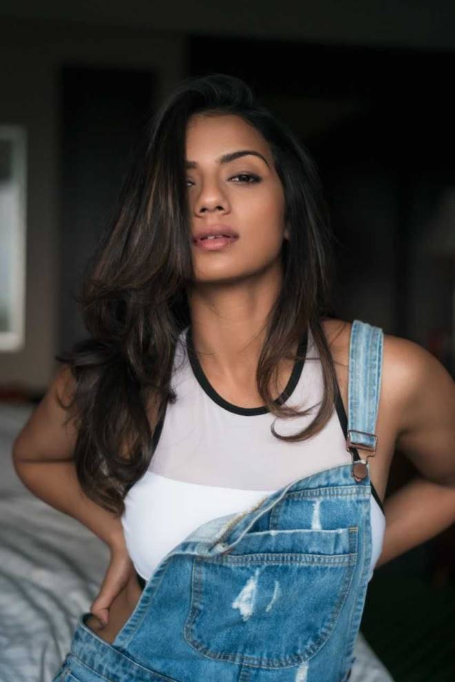 ബ്ലൂ ടോപ്പിൽ തിളങ്ങി ശ്രുതി ഹരിഹരൻ.. ചിത്രങ്ങൾ കാണാം..