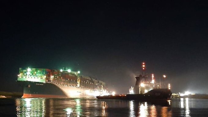 സൂയസ് കനാലിൽ വഴി മുടക്കിയ എവർ ഗിവൺ കപ്പൽ വീണ്ടും ചലിച്ച് തുടങ്ങി, ചിത്രങ്ങൾ കാണാം