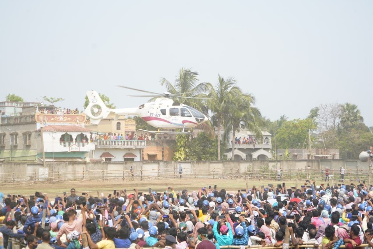 ബംഗാളിലെ ബങ്കുറയില്‍ നടന്ന മമത ബാനര്‍ജിയുടെ തിരഞ്ഞെടുപ്പ് പ്രചാരണം: ചിത്രങ്ങള്‍ കാണാം