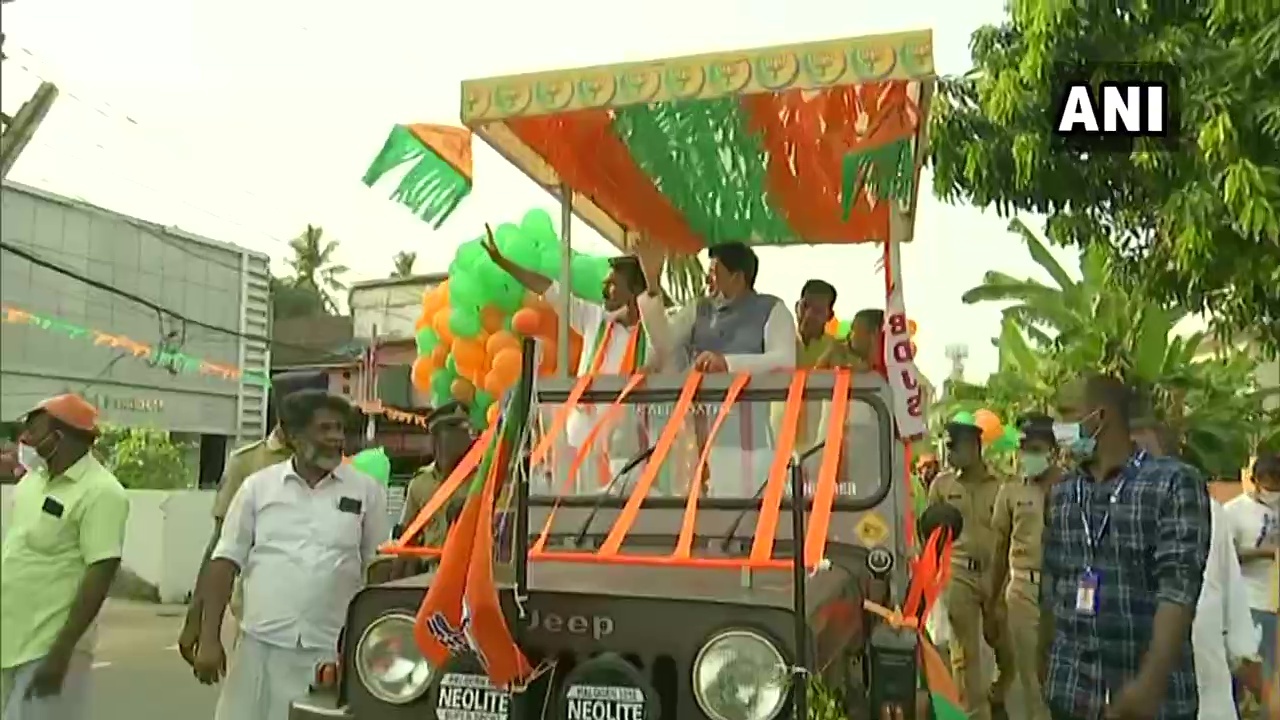 കേന്ദ്ര മന്ത്രി പിയൂഷ് ഗോയല്‍ തൃശൂരില്‍ നടത്തിയ റോഡ് ഷോ, ചിത്രങ്ങള്‍ കാണാം