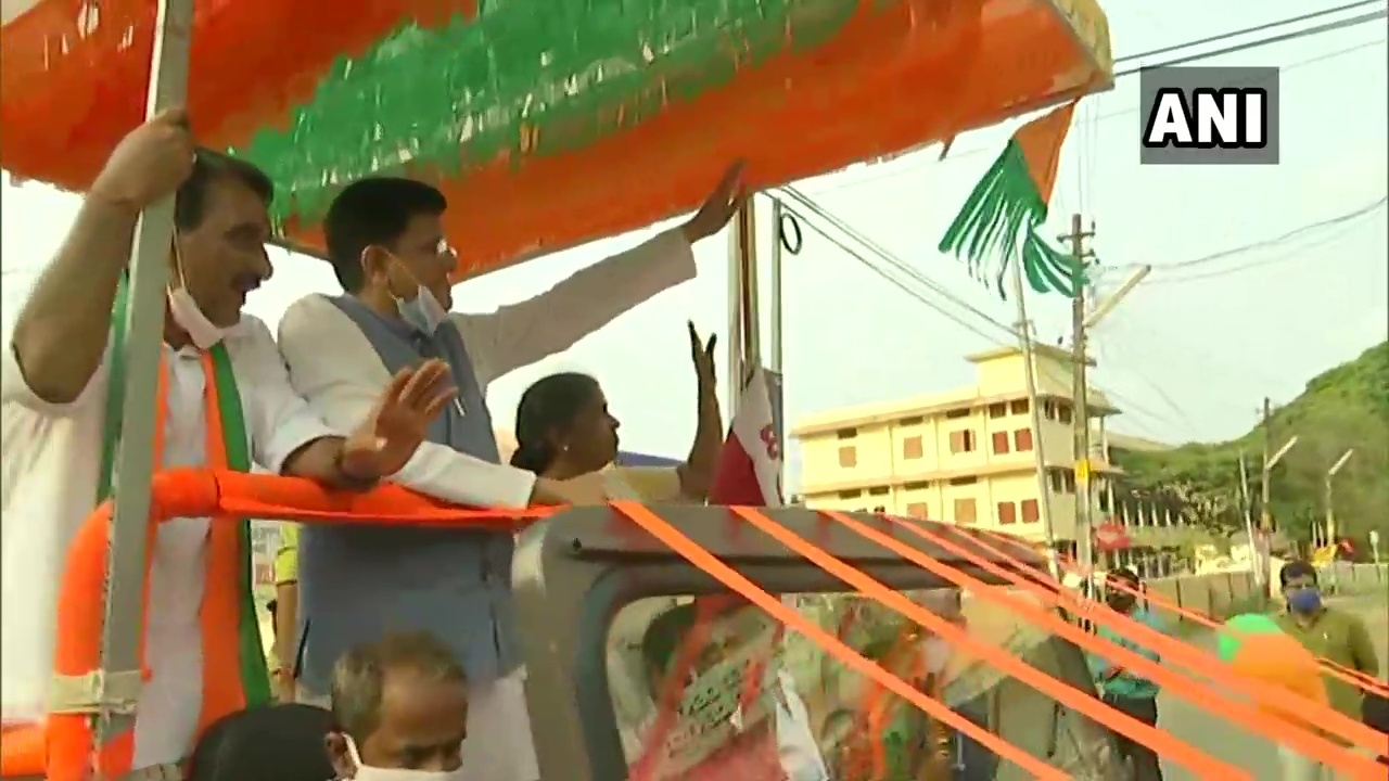 കേന്ദ്ര മന്ത്രി പിയൂഷ് ഗോയല്‍ തൃശൂരില്‍ നടത്തിയ റോഡ് ഷോ, ചിത്രങ്ങള്‍ കാണാം