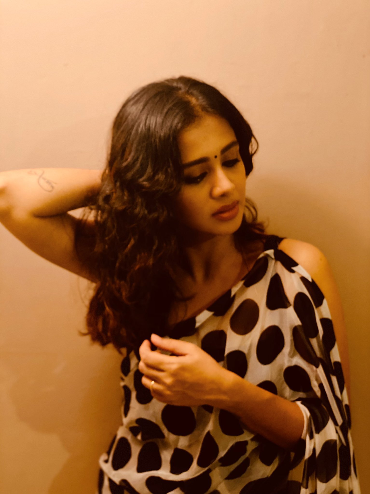 സാരിയില്‍ തിളങ്ങി അവതാരക അഞ്ജന രംഗന്‍: ചിത്രങ്ങള്‍