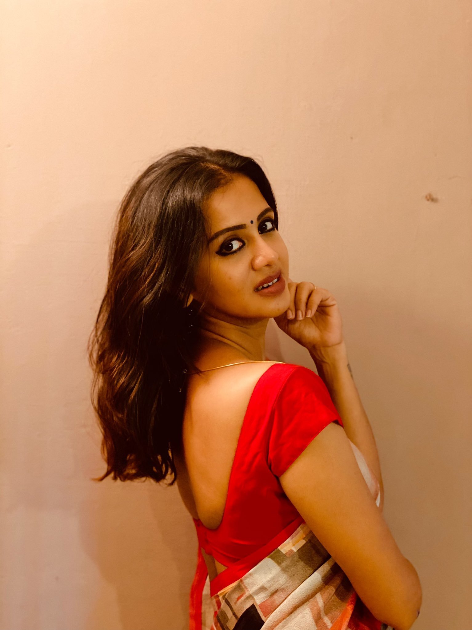 സാരിയില്‍ തിളങ്ങി അവതാരക അഞ്ജന രംഗന്‍: ചിത്രങ്ങള്‍