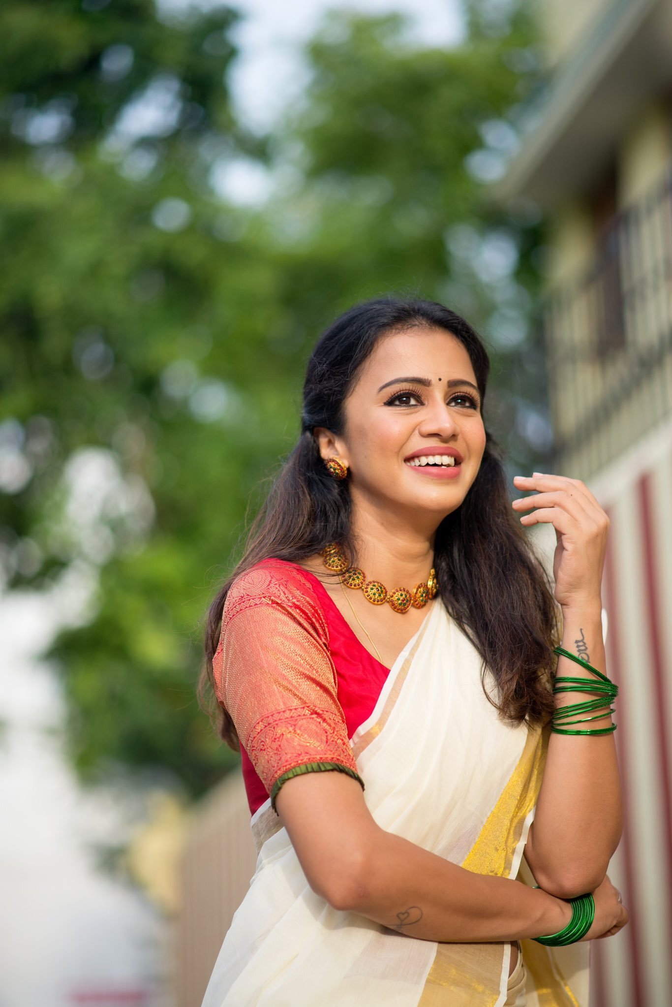 സാരിയില്‍ തിളങ്ങി അവതാരക അഞ്ജന രംഗന്‍: ചിത്രങ്ങള്‍