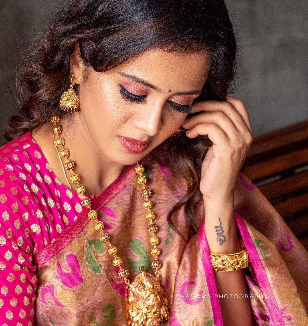 സാരിയില്‍ തിളങ്ങി അവതാരക അഞ്ജന രംഗന്‍: ചിത്രങ്ങള്‍