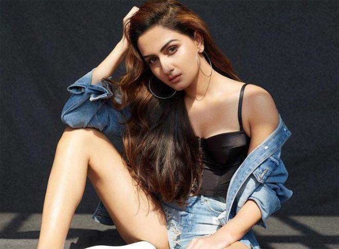 ഹോട്ട് ലുക്കിൽ സാറ യെസ്മിൻ- ചിത്രങ്ങൾ കാണാം