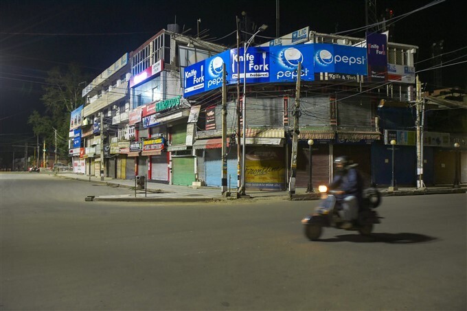 കശ്മീരില്‍ 11 ജില്ലകളില്‍ 84 മണിക്കൂര്‍ നേരത്തേക്ക് ലോക്ക്ഡൗണ്‍ പ്രഖ്യാപിച്ചു; ചിത്രങ്ങള്‍ കാണാം