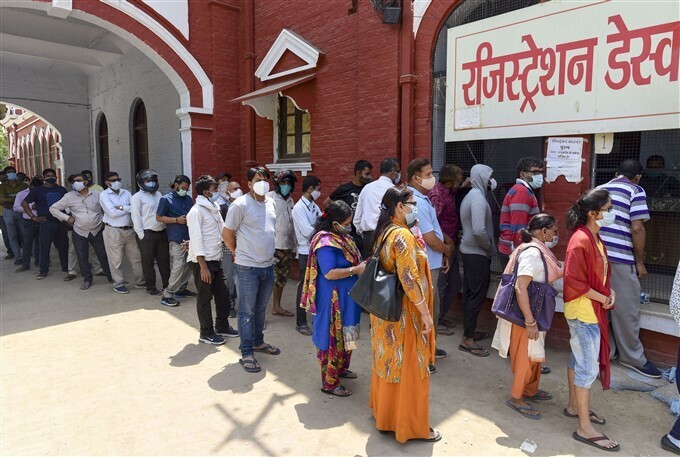 രാജ്യത്ത് മൂന്നാംഘട്ട കൊറോണ വാക്‌സിനേഷനില്‍ വന്‍ ജനപങ്കാളിത്തം; ചിത്രങ്ങള്‍ കാണാം