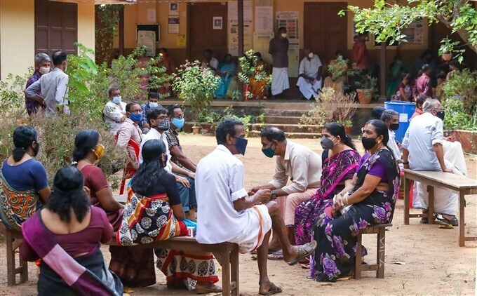 രാജ്യത്ത് മൂന്നാംഘട്ട കൊറോണ വാക്‌സിനേഷനില്‍ വന്‍ ജനപങ്കാളിത്തം; ചിത്രങ്ങള്‍ കാണാം