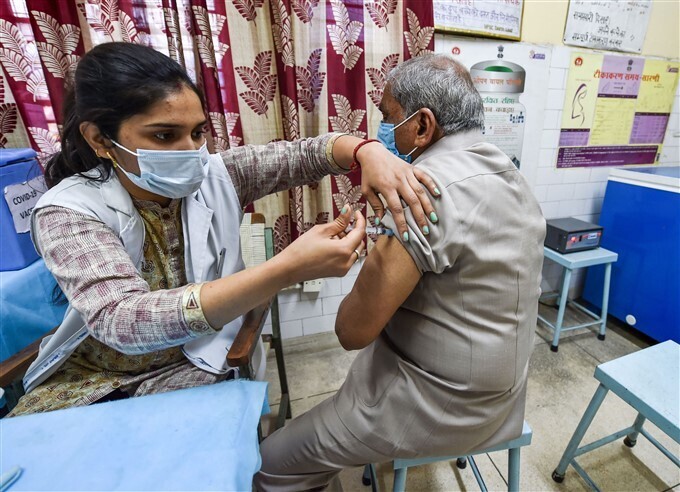 രാജ്യത്ത് മൂന്നാംഘട്ട കൊറോണ വാക്‌സിനേഷനില്‍ വന്‍ ജനപങ്കാളിത്തം; ചിത്രങ്ങള്‍ കാണാം