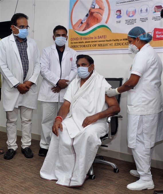 രാജ്യത്ത് മൂന്നാംഘട്ട കൊറോണ വാക്‌സിനേഷനില്‍ വന്‍ ജനപങ്കാളിത്തം; ചിത്രങ്ങള്‍ കാണാം