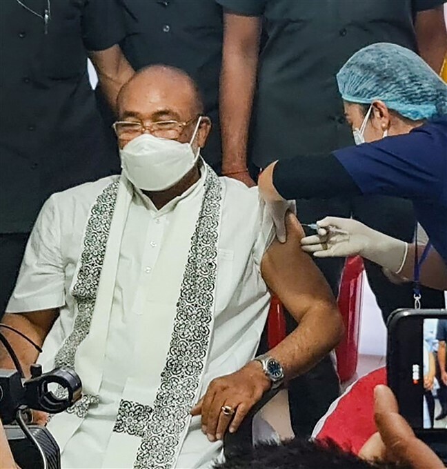 രാജ്യത്ത് മൂന്നാംഘട്ട കൊറോണ വാക്‌സിനേഷനില്‍ വന്‍ ജനപങ്കാളിത്തം; ചിത്രങ്ങള്‍ കാണാം