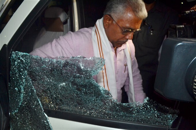 ബംഗാള്‍ ബിജെപി അധ്യക്ഷന്‍ ദിലീപ് ഘോഷിന്റെ വാഹനവ്യൂഹത്തിന് നേരെ ആക്രമണം, ചിത്രങ്ങള്‍