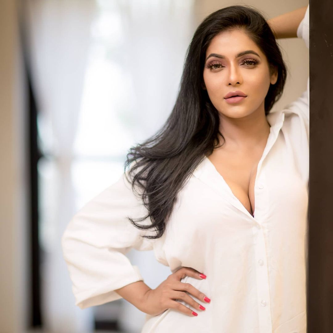 அத்துமீறிய கவர்ச்சியில் அனல் தெறிக்கும் ரேஷ்மா ஹாட் ஃபோட்டோஸ்