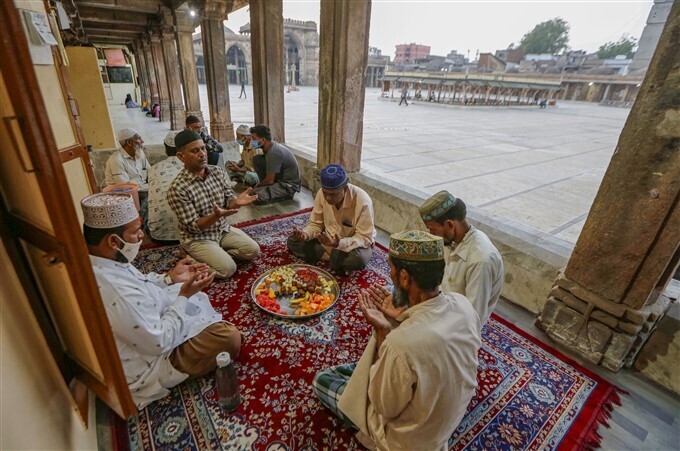 റമദാന്‍ വ്രതം ആരംഭിച്ചു, രാജ്യത്തെ വിവിധയിടങ്ങളില്‍ നിന്നുള്ള നോമ്പുതുറ ചിത്രങ്ങള്‍ കാണാം