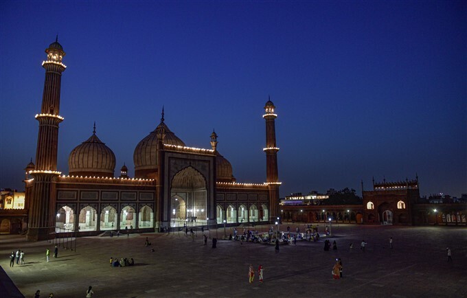 റമദാന്‍ വ്രതം ആരംഭിച്ചു, രാജ്യത്തെ വിവിധയിടങ്ങളില്‍ നിന്നുള്ള നോമ്പുതുറ ചിത്രങ്ങള്‍ കാണാം