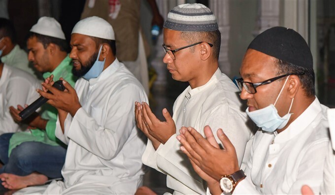 റമദാന്‍ വ്രതം ആരംഭിച്ചു, രാജ്യത്തെ വിവിധയിടങ്ങളില്‍ നിന്നുള്ള നോമ്പുതുറ ചിത്രങ്ങള്‍ കാണാം